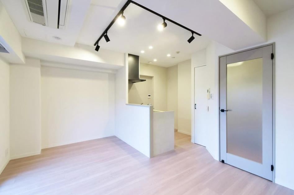 Newly Renovated 1LDK Apartment in Yoyogi - Photo 1