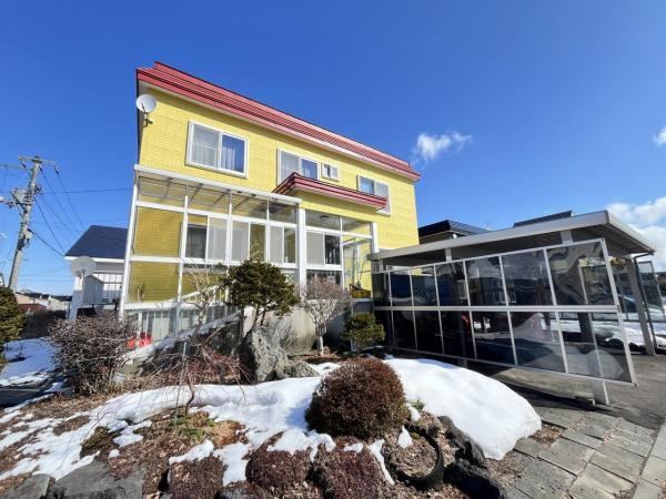 Large 6LDK Home on Generous Corner Lot - Photo 1