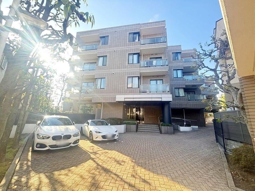 Renovated 2LDK Apartment with Private Garden in Sendagi - Photo 1