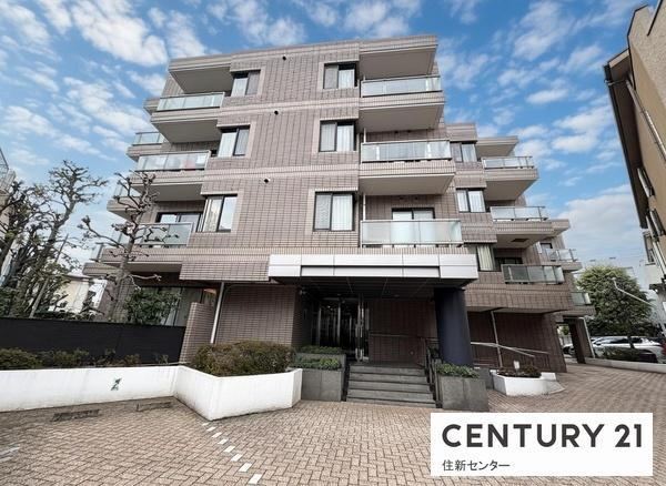 Bright 2LDK Apartment with Private Garden Near Sendagi Station - Photo 1