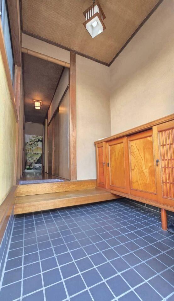 Spacious 4LDK House Ideal for Multi-Family Living - Photo 1