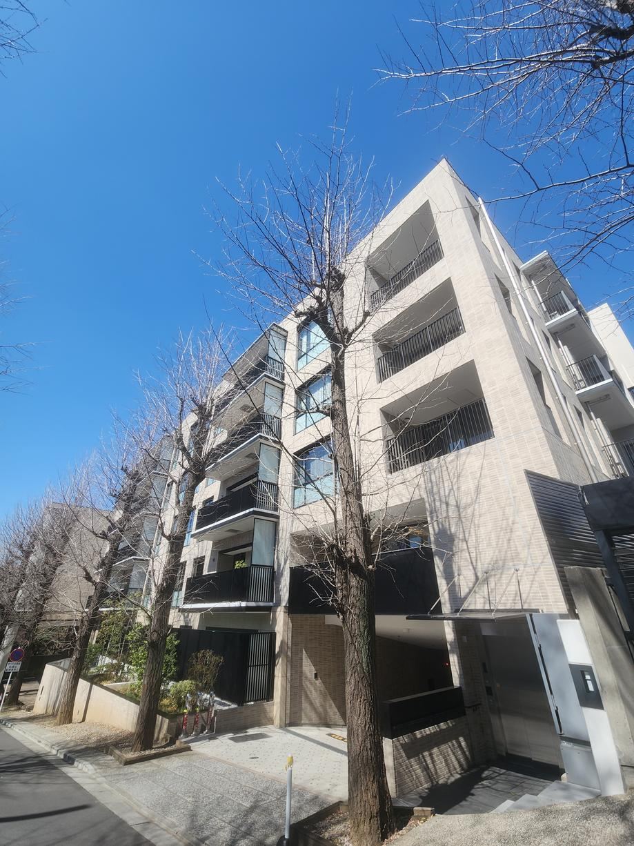 2LDK apartment in Minato Ward, Tokyo - Photo 1