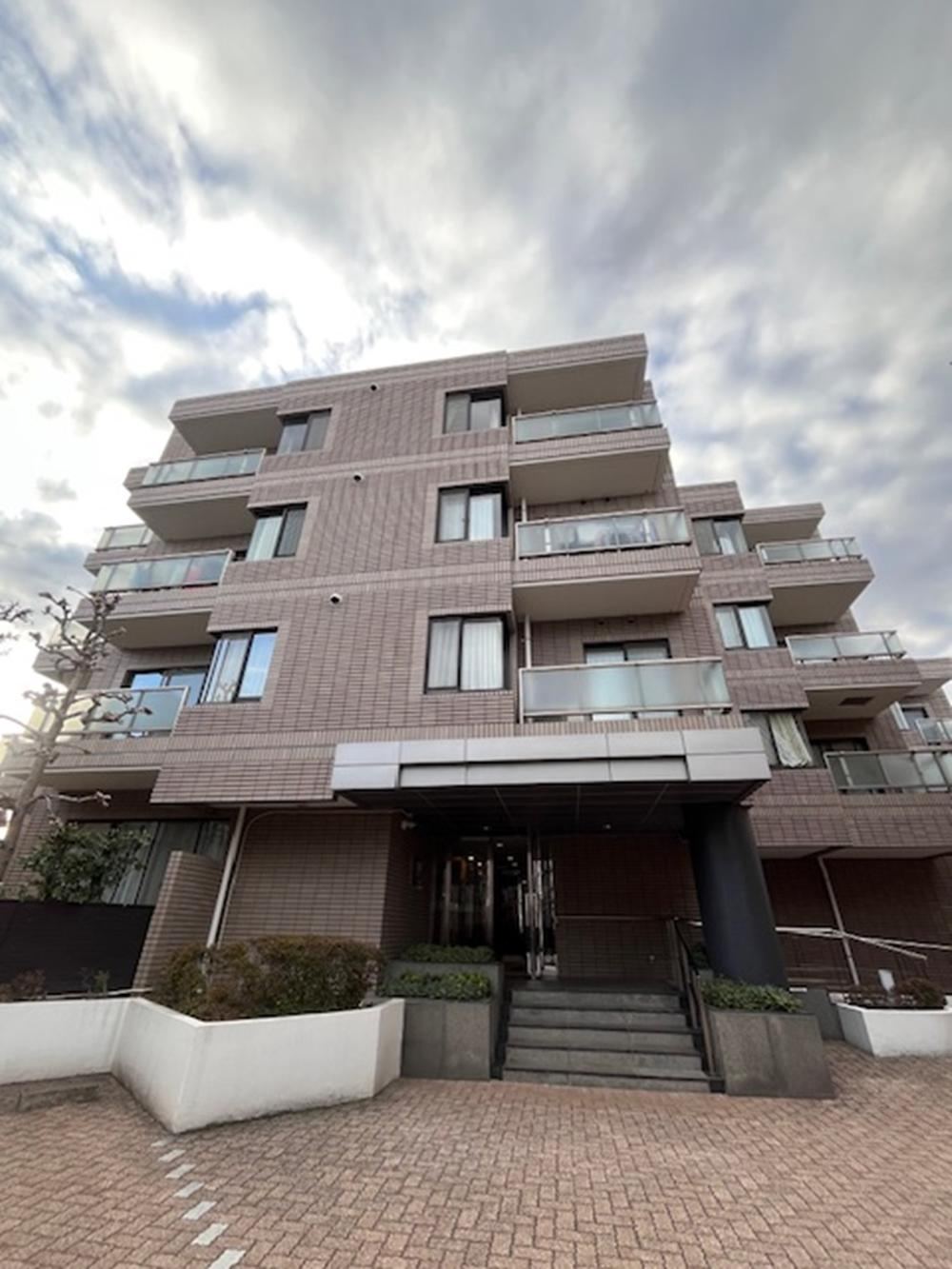 2LDK apartment in Bunkyo Ward, Tokyo - Photo 1