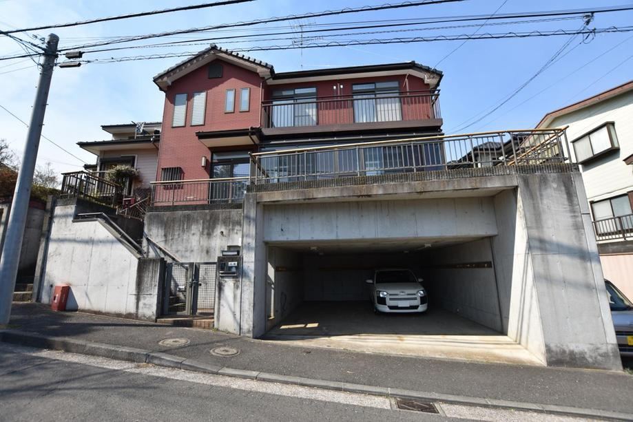 Stylish 4SLDK Two-Family Home with Garage in Yokohama - Photo 1