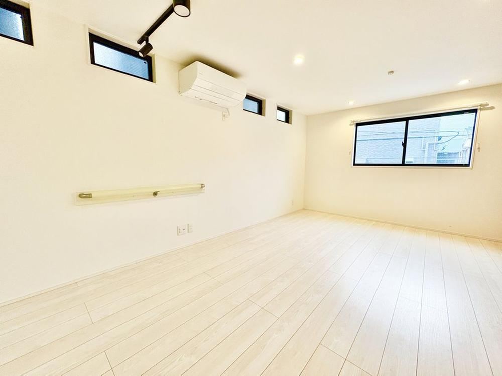 Charming 2LDK Home with Modern Kitchen in Mukai-cho - Photo 1