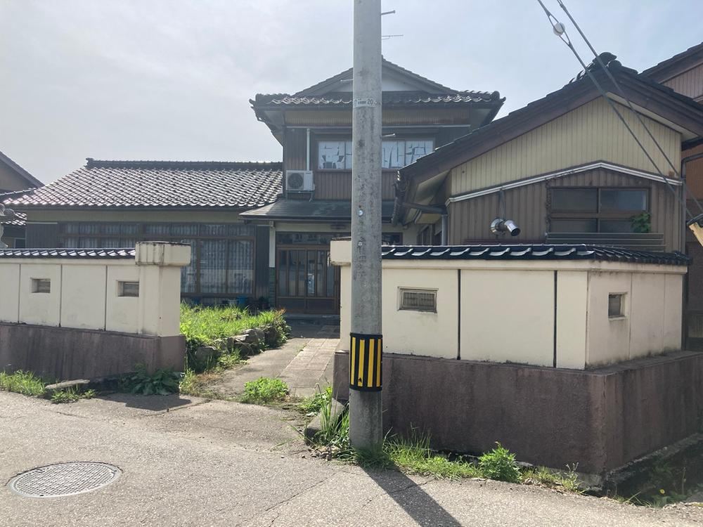 Spacious Traditional Home on Over 100 Tsubo of Land - Photo 1