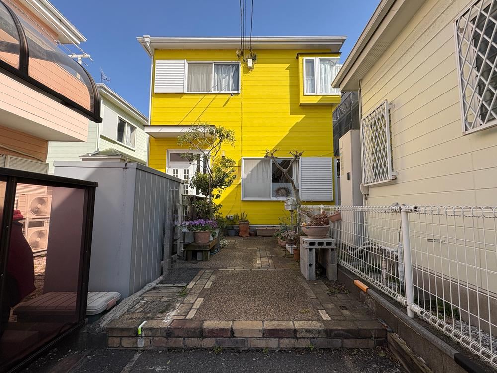 Conveniently Located 4LDK Near Parks and Shops - Photo 1