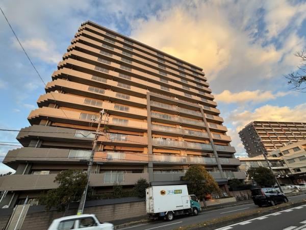 3LDK apartment in Mihama Ward, Chiba - Photo 1