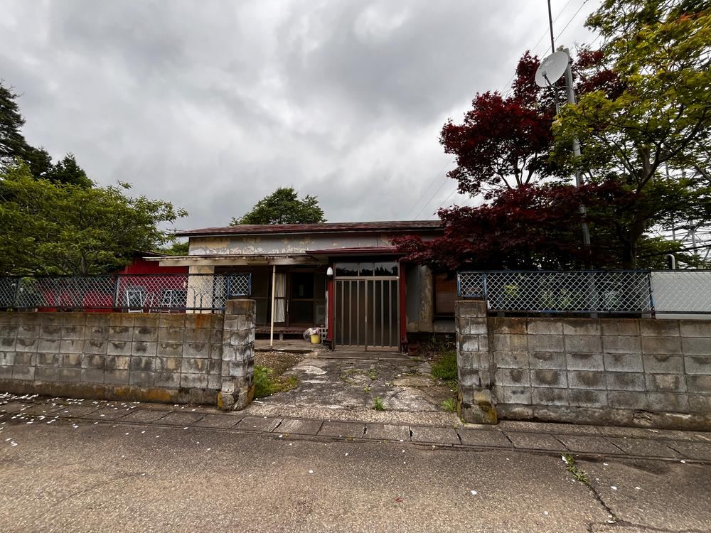 Spacious 3LDK Bungalow with Expansive Lot - Photo 1
