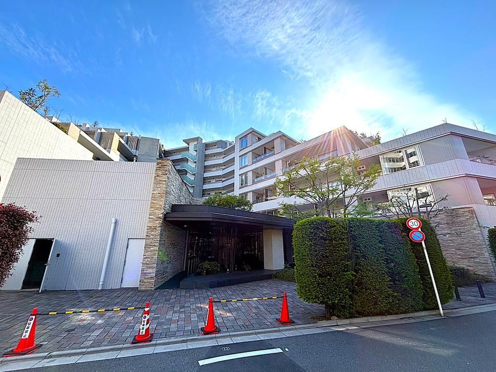 3LDK apartment in Nakano Ward, Tokyo - Photo 1