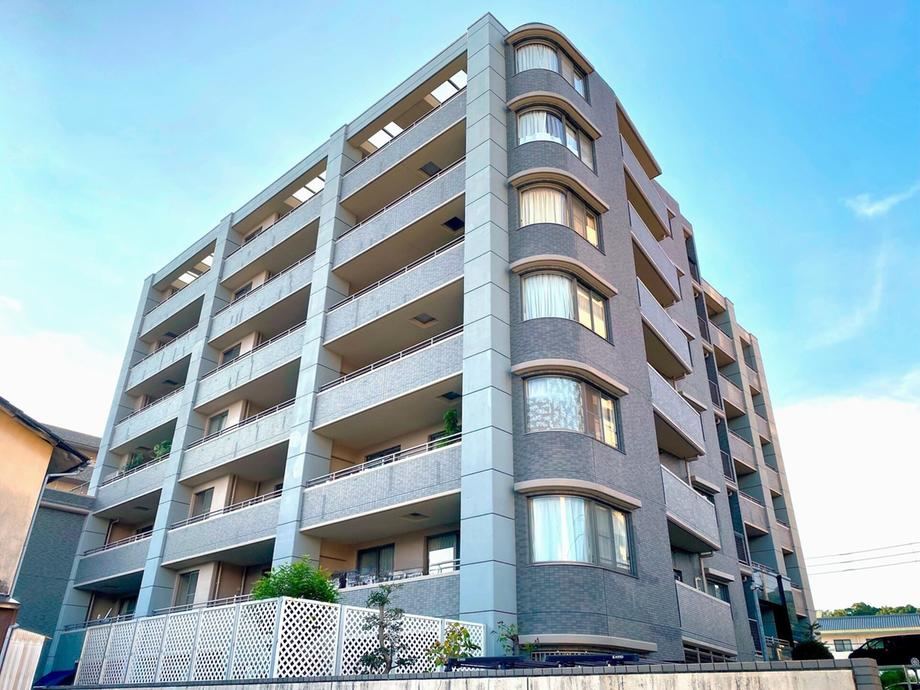 2LDK+S apartment in Matsuyama, Ehime - Photo 1