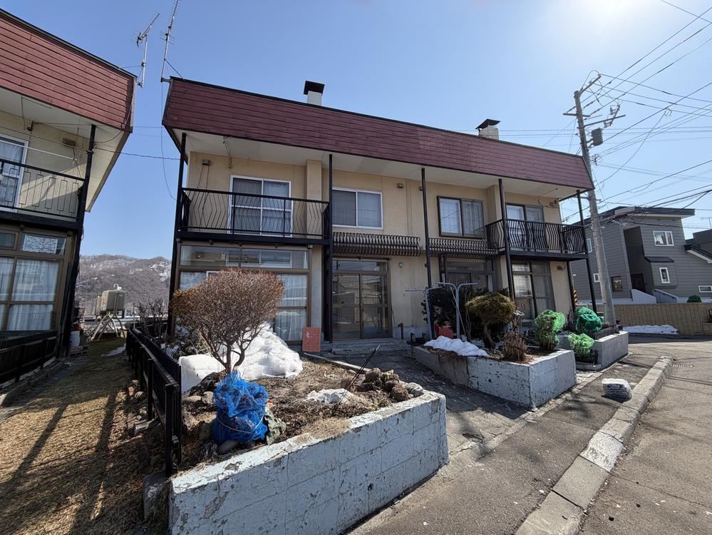 Ideal Family Home Near Schools and Supermarkets - Photo 1