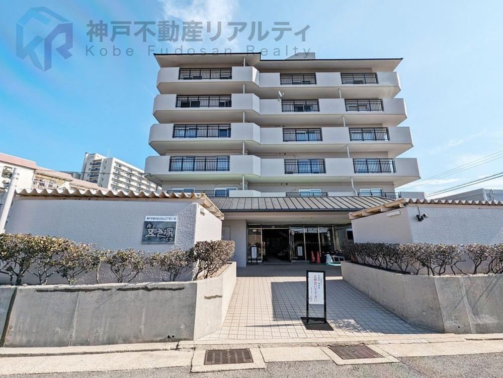 3LDK apartment in Tarumi Ward, Kobe, Hyogo - Photo 1