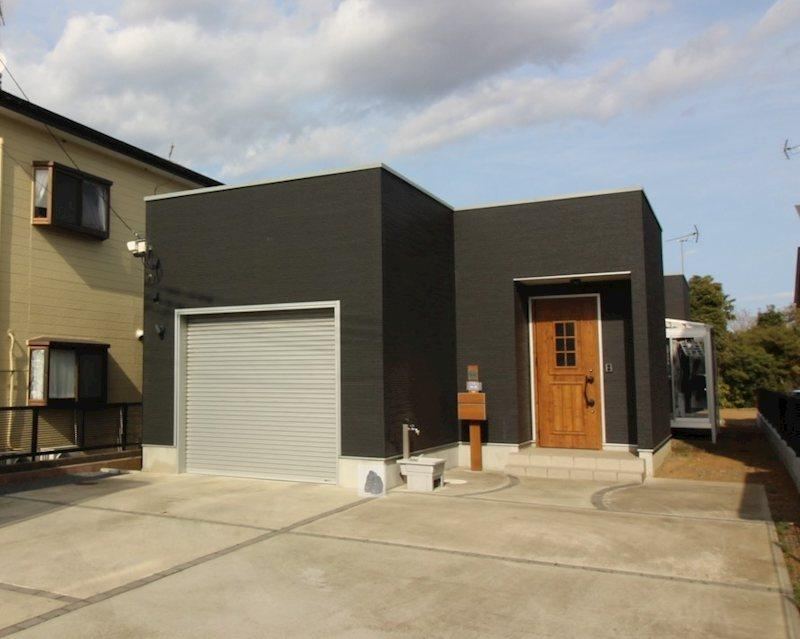 Modern 2LDK House with Built-in Garage in Ishioka - Photo 1