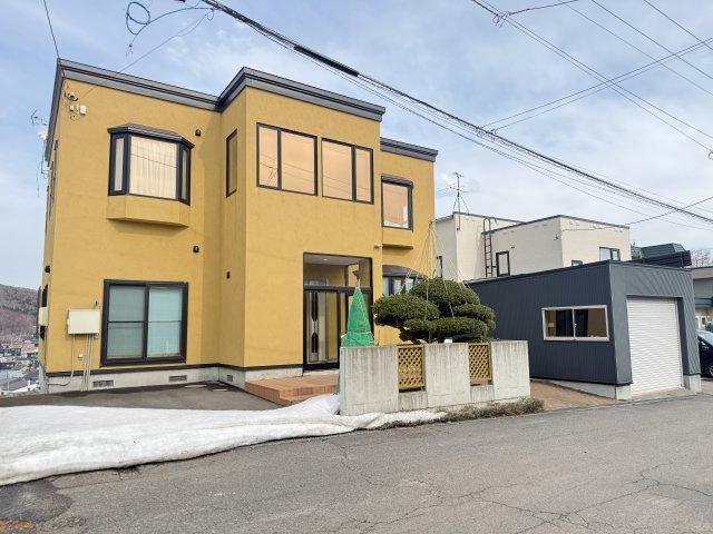 Spacious 5LDK Home with Heating System in Otaru - Photo 1