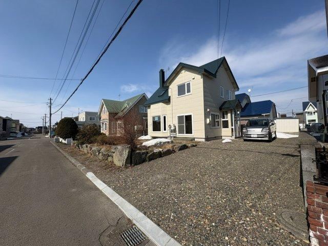 Renovated 4LDK Home Near Megumino Station - Photo 1