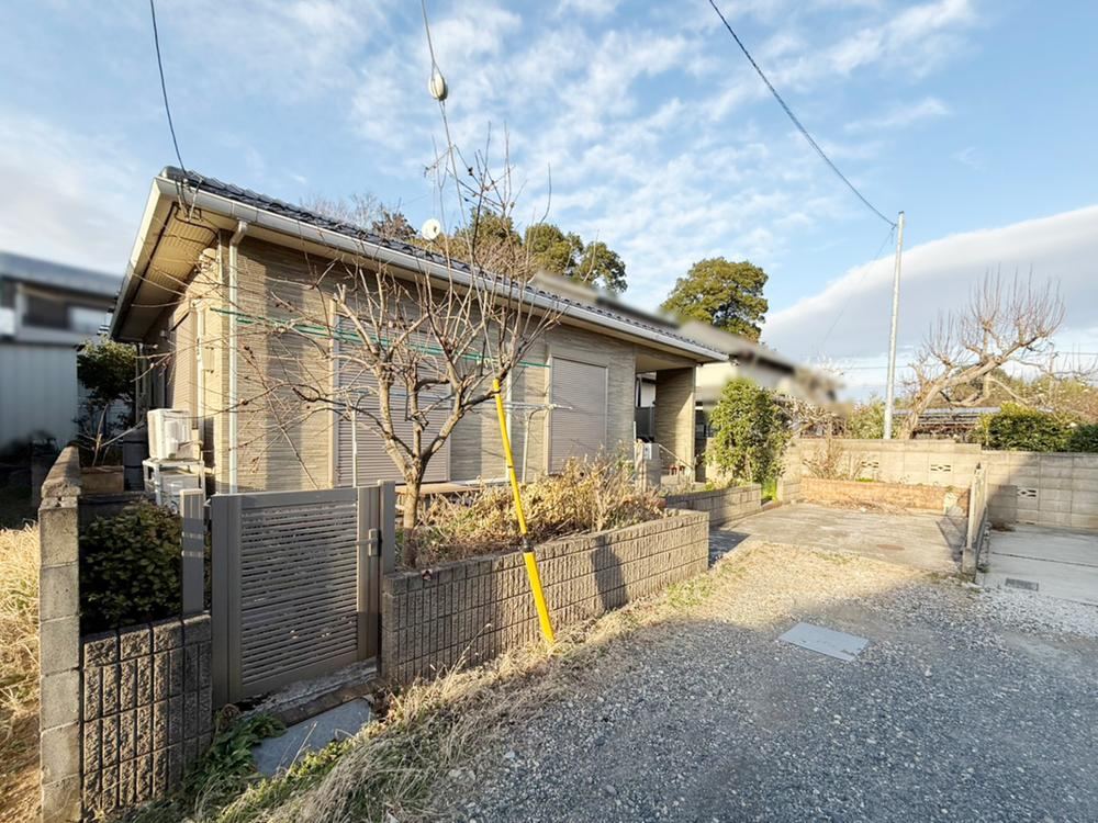 Sunny 2LDK House with Storage in Iwatsuki - Photo 1
