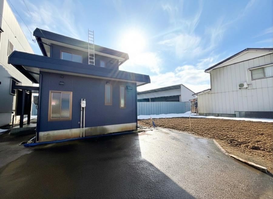 Conveniently Designed Renovated House with Parking for 6 Cars in Nagaoka - Photo 1