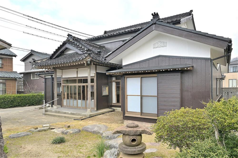 10LDK Renovated House Surrounded by Nature in Yahiko - Photo 1