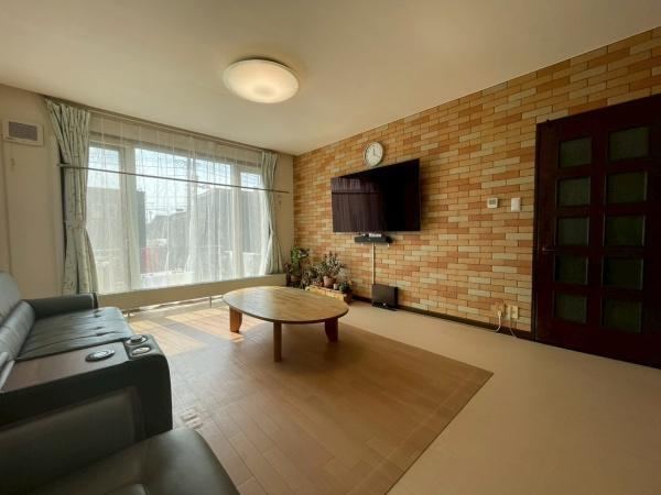 4LDK House with Ample Parking Space in Higashi, Sapporo - Photo 1