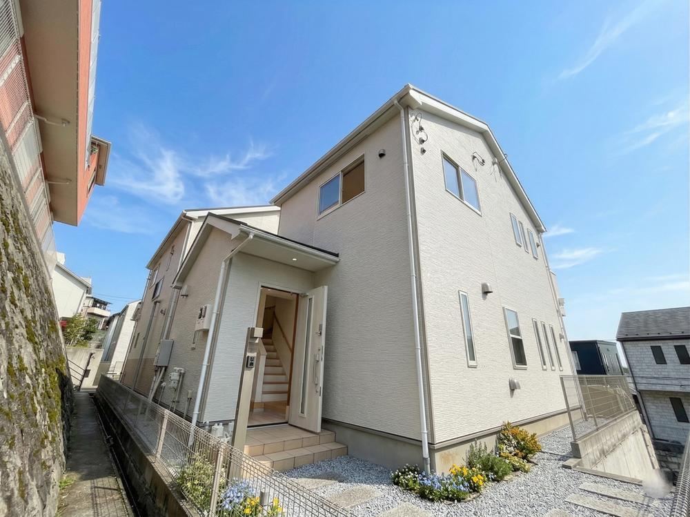 Modern 4LDK Home with Great Views in Kohoku - Photo 1