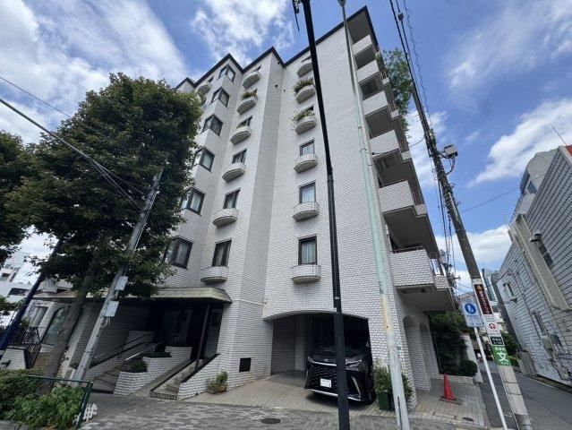 3LDK apartment in Shibuya Ward, Tokyo - Photo 1