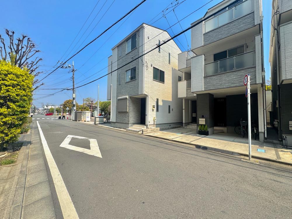 Modern 3LDK+S House Near Motosumiyoshi Station - Photo 1