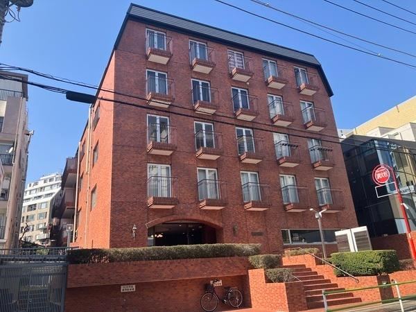 2LDK apartment in Minato Ward, Tokyo - Photo 1