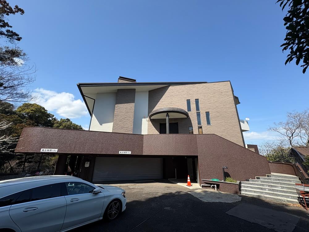 Spacious 4LDK House with Underground Garage in Kamakurayama - Photo 1