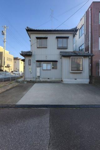 Renovated 5SLDK with Versatile Living Space - Photo 1