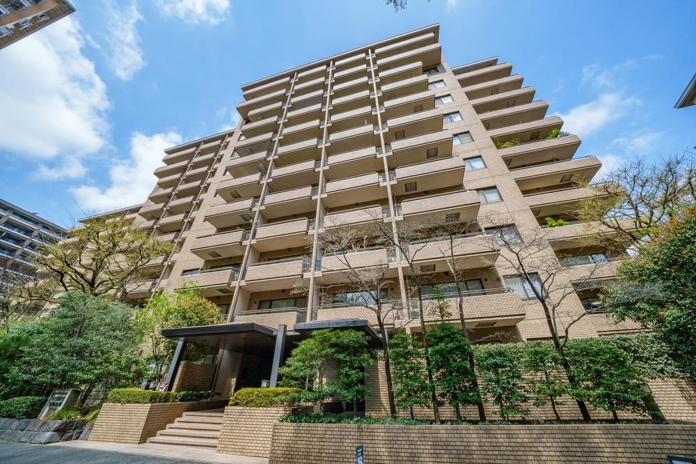 3LDK apartment in Shibuya Ward, Tokyo - Photo 1