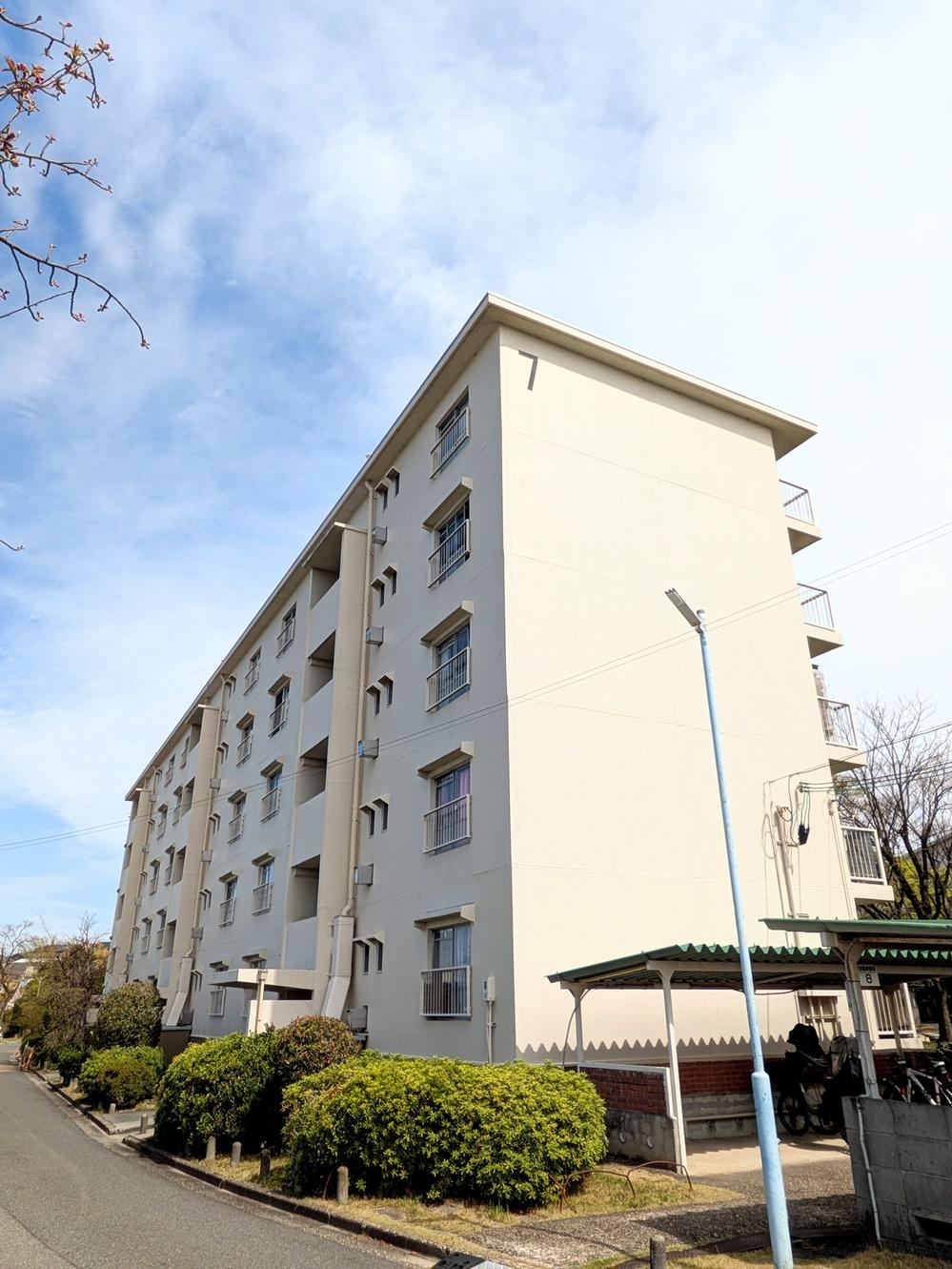 2LDK apartment in Hirakata, Osaka - Photo 1