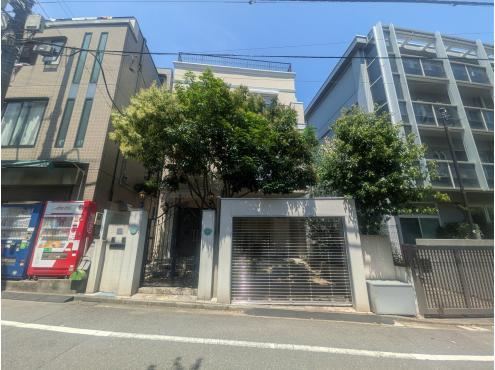 4LDK house in Minato Ward, Tokyo - Photo 1