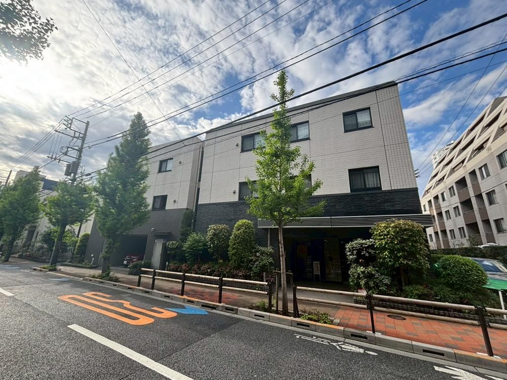 2LDK apartment in Shinjuku Ward, Tokyo - Photo 1