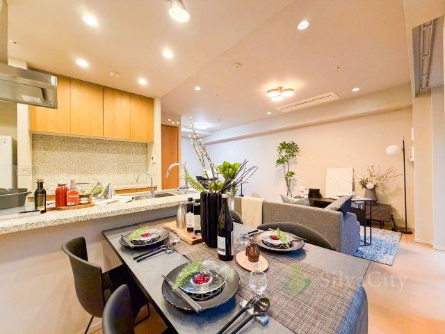 2LDK apartment in Minato Ward, Tokyo - Photo 1