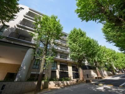 2LDK apartment in Minato Ward, Tokyo - Photo 1