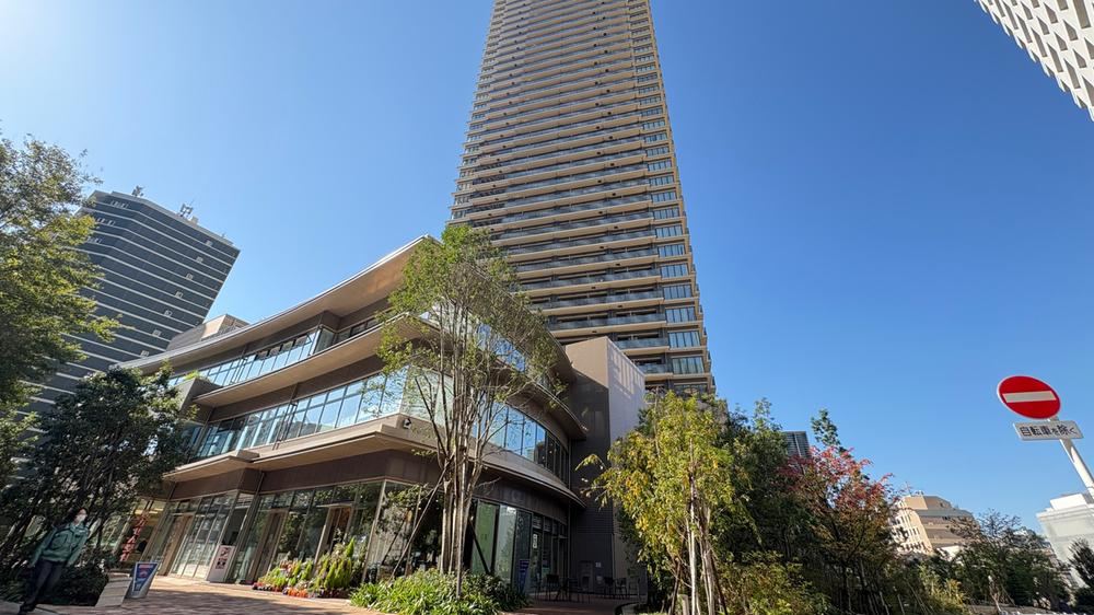 3LDK apartment in Shinjuku Ward, Tokyo - Photo 1