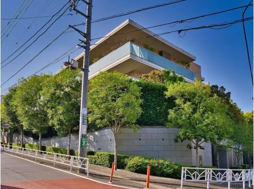 3LDK apartment in Shibuya Ward, Tokyo - Photo 1