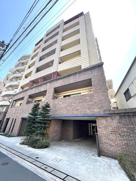 2LDK apartment in Shinjuku Ward, Tokyo - Photo 1