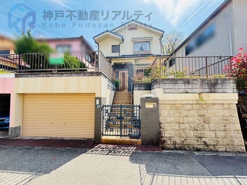 4LDK house in Tarumi Ward, Kobe, Hyogo - Photo 1