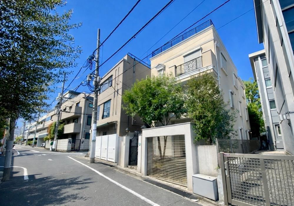 4LDK house in Minato Ward, Tokyo - Photo 1
