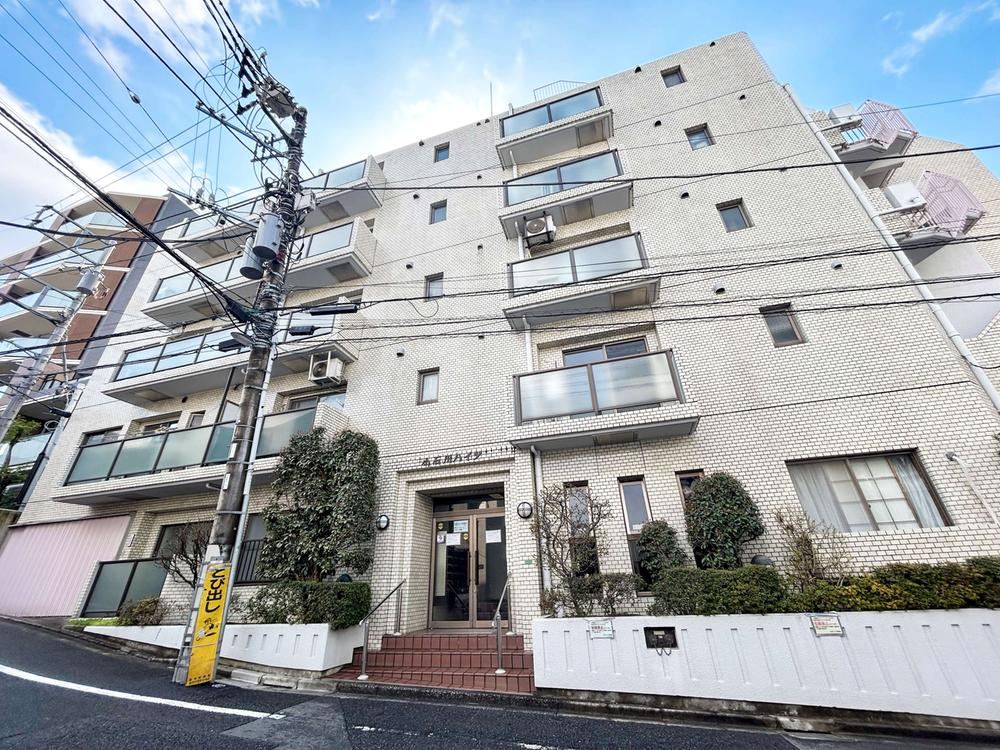 2DK apartment in Bunkyo Ward, Tokyo - Photo 1