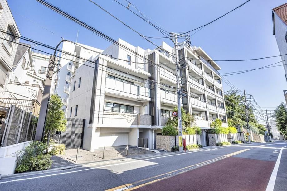 2LDK apartment in Meguro Ward, Tokyo - Photo 1