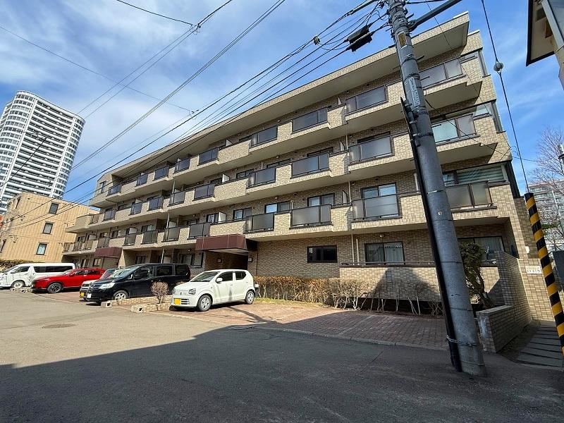 1LDK+S apartment in Chuo Ward, Sapporo, Hokkaido - Photo 1