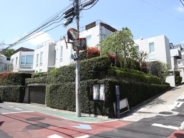 2LDK apartment in Shinjuku Ward, Tokyo - Photo 1
