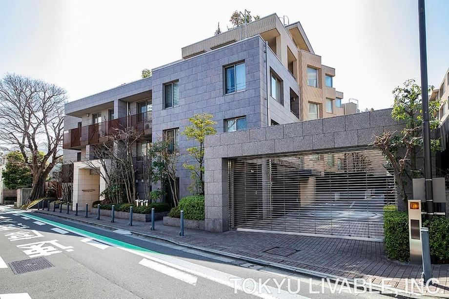 2LDK+S apartment in Shinjuku Ward, Tokyo - Photo 1