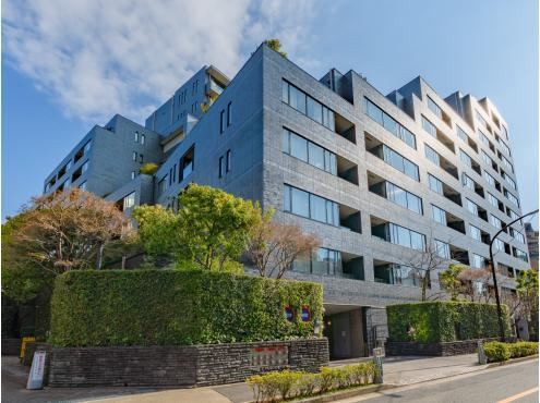 2LDK apartment in Minato Ward, Tokyo - Photo 1