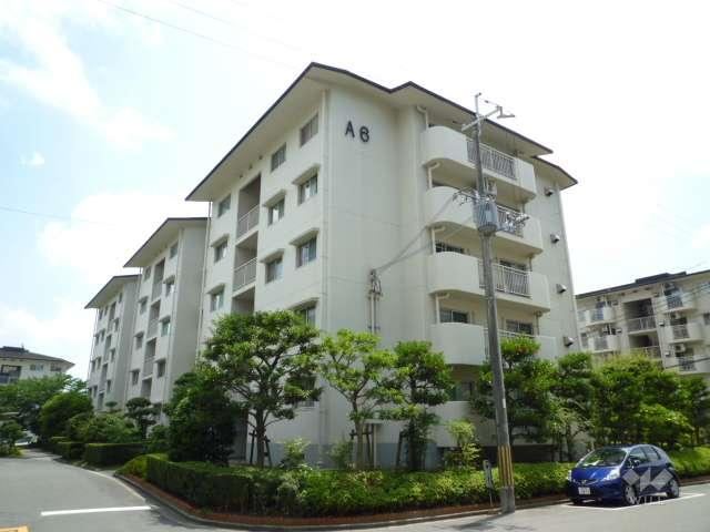 4DK apartment in Suita, Osaka - Photo 1