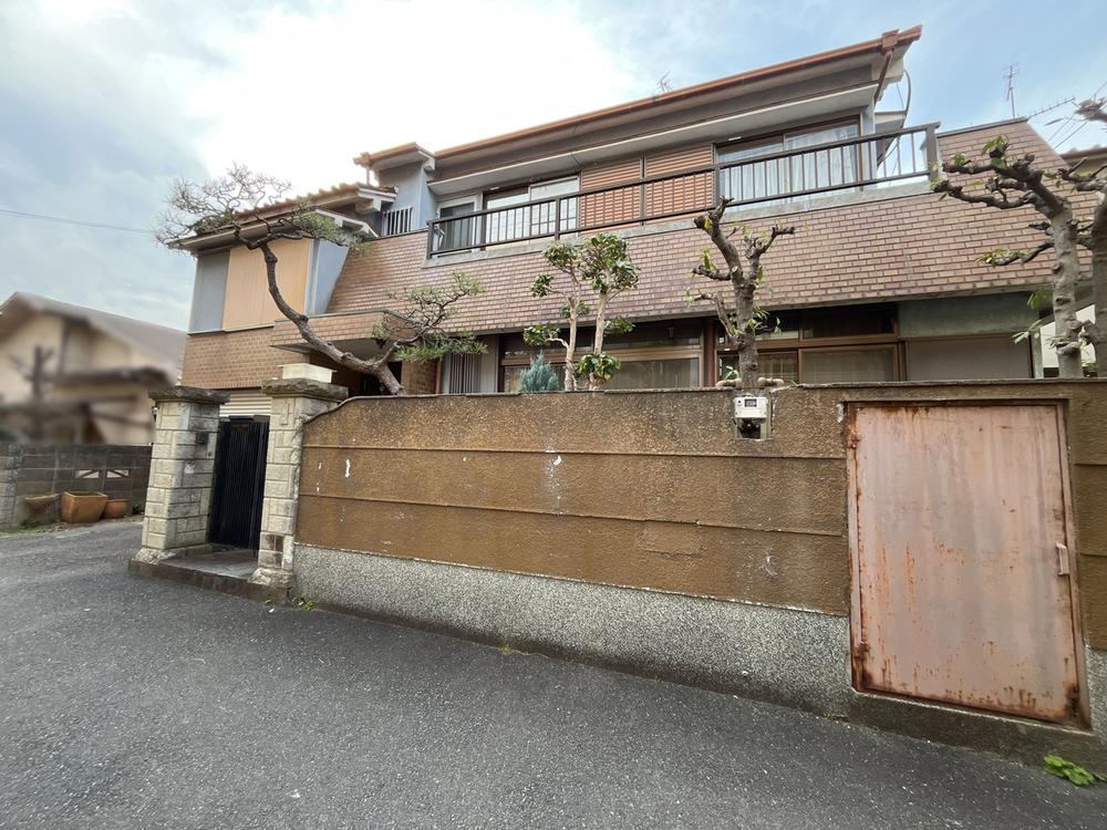 7LDK house in Yao, Osaka - Photo 1
