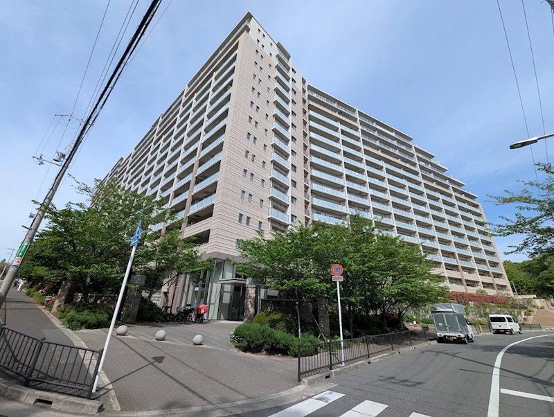 3LDK apartment in Suita, Osaka - Photo 1